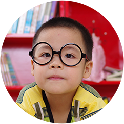 Kind mit Brille schaut in die Kamera